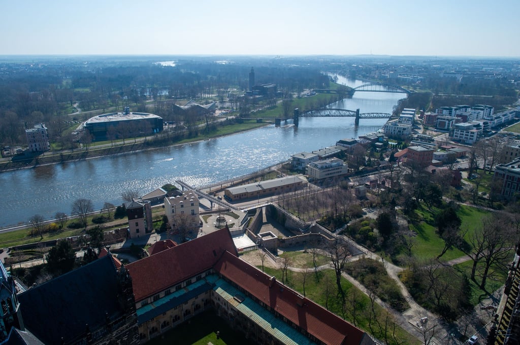Ein 75-Jähriger kam nach einem Sturz in die Elbe in Magdeburg stark unterkühlt ins Krankenhaus.