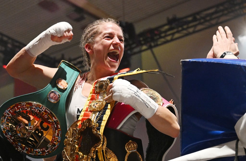 Profi-Boxerin Tina Ruprrecht feiert ihre drei WM-Titel.