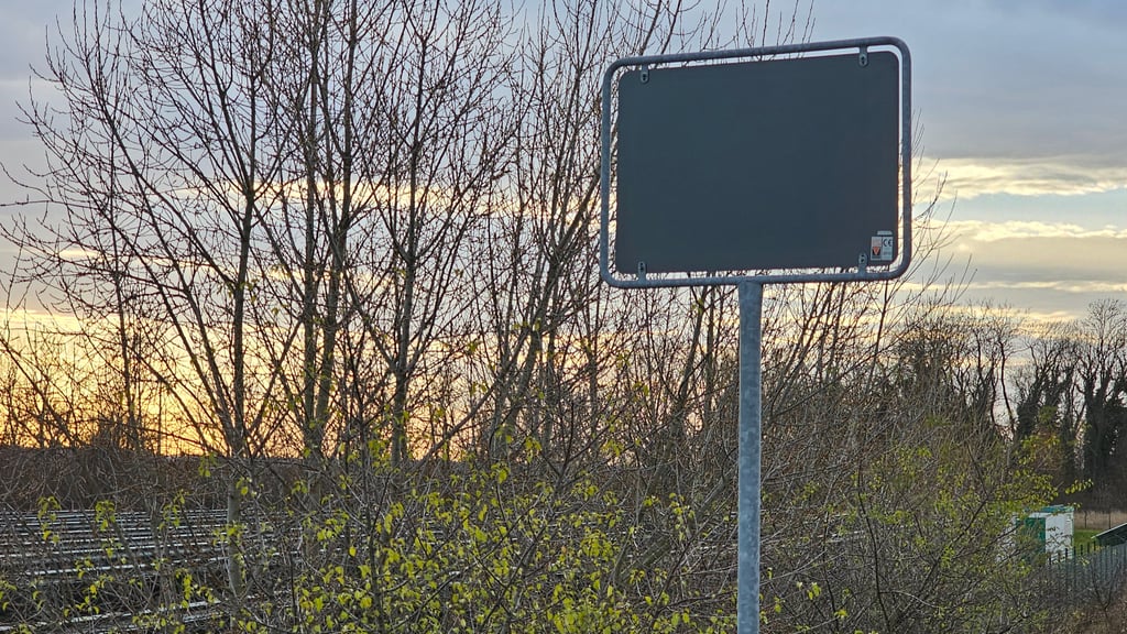 Am Stangenweg fehlt das Ortseingangsschild von Zscherben.