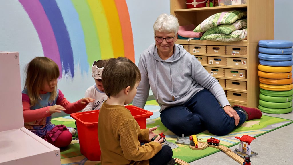 Erzieherin Heike Winkler mit Kindern in der Kita „Sonnenkäfer“ in Sandau.