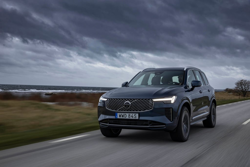Volvo modernisiert: Zum Jahreswechsel erhält der Volvo XC90 ein Update mit neuen Scheinwerfern, einem Android-basierten Infotainmentsystem mehr Stauraum.