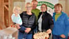 Frauke Bruscher (von links) mit Tochter Lina, Heiko Drüsedau, Sophia Espe und Claudia Drüsedau sind beim Regionalmarkt in Etingen ein eingespieltes Team. Nun lädt die Familie Drüsedau zum Hofverkauf nach Seggerde ein.