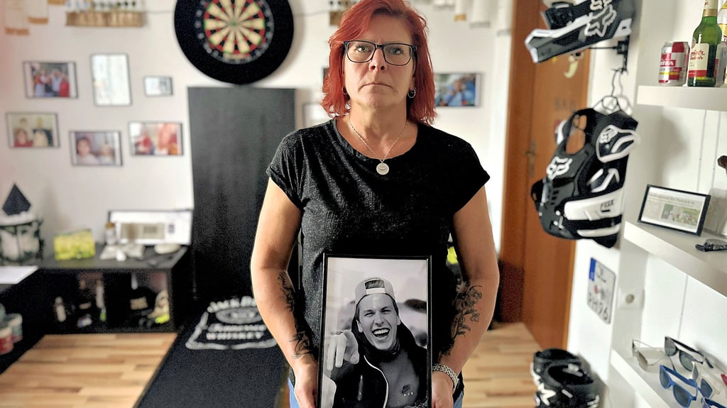 Ihr Sohn starb bei einem tödlichen Unfall mit einem Raser: Mutter Doreen Haseloff mit einem Foto ihres Sohnes Pattrick im Gedächtniszimmer, das die Familie gestaltet hat. Ihre Unterarme zieren zwei Tättowierungen, darunter eine Sanduhr, die an das Leben des Verstorbenen erinnert.