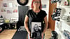 Mutter Doreen Haseloff mit einem Foto ihres Sohnes Pattrick im Gedächtniszimmer, das die Familie  gestaltet hat. Ihre Unterarme zieren zwei Tättowierungen, darunter eine Sanduhr, die an das Leben des Verstorbenen erinnert. 