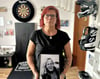 Mutter Doreen Haseloff mit einem Foto ihres Sohnes Pattrick im Gedächtniszimmer, das die Familie  gestaltet hat. Ihre Unterarme zieren zwei Tättowierungen, darunter eine Sanduhr, die an das Leben des Verstorbenen erinnert. 