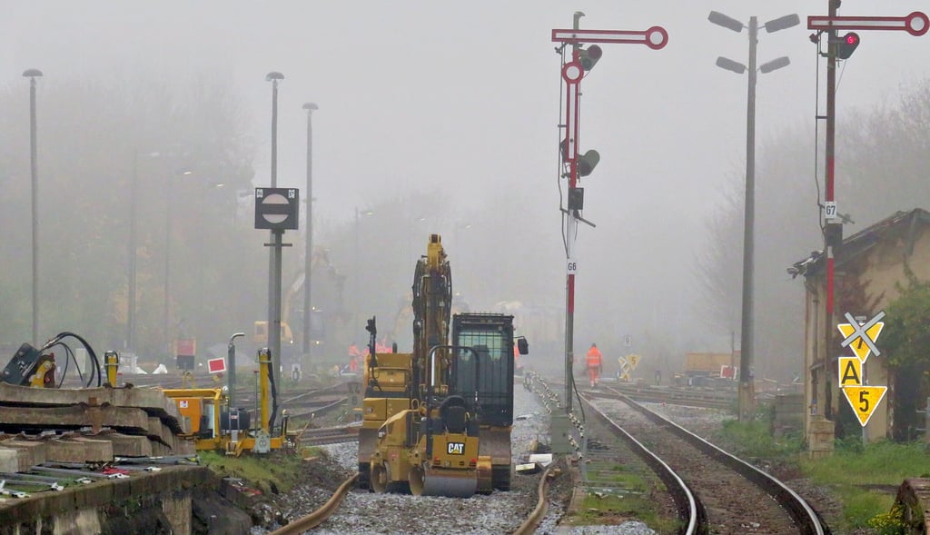 Noch bis zum 13. Dezember finden am Bahnhof Zeitz umfangreiche Gleisbauarbeiten statt. Dabei werden auch Weichen erneuert.  