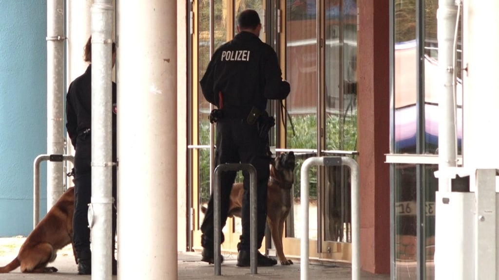 Die Schule in Stuhr wird Spürhunden durchsucht.