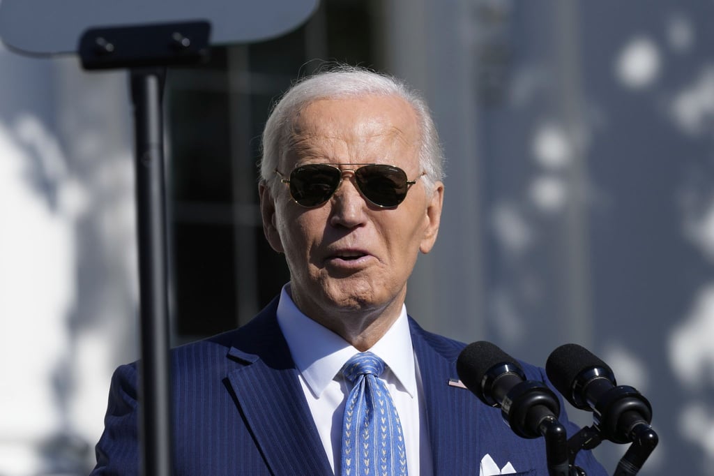 Joe Biden ist bei einem seiner letzten öffentlichen Auftritte als US-Präsident gut gelaunt.