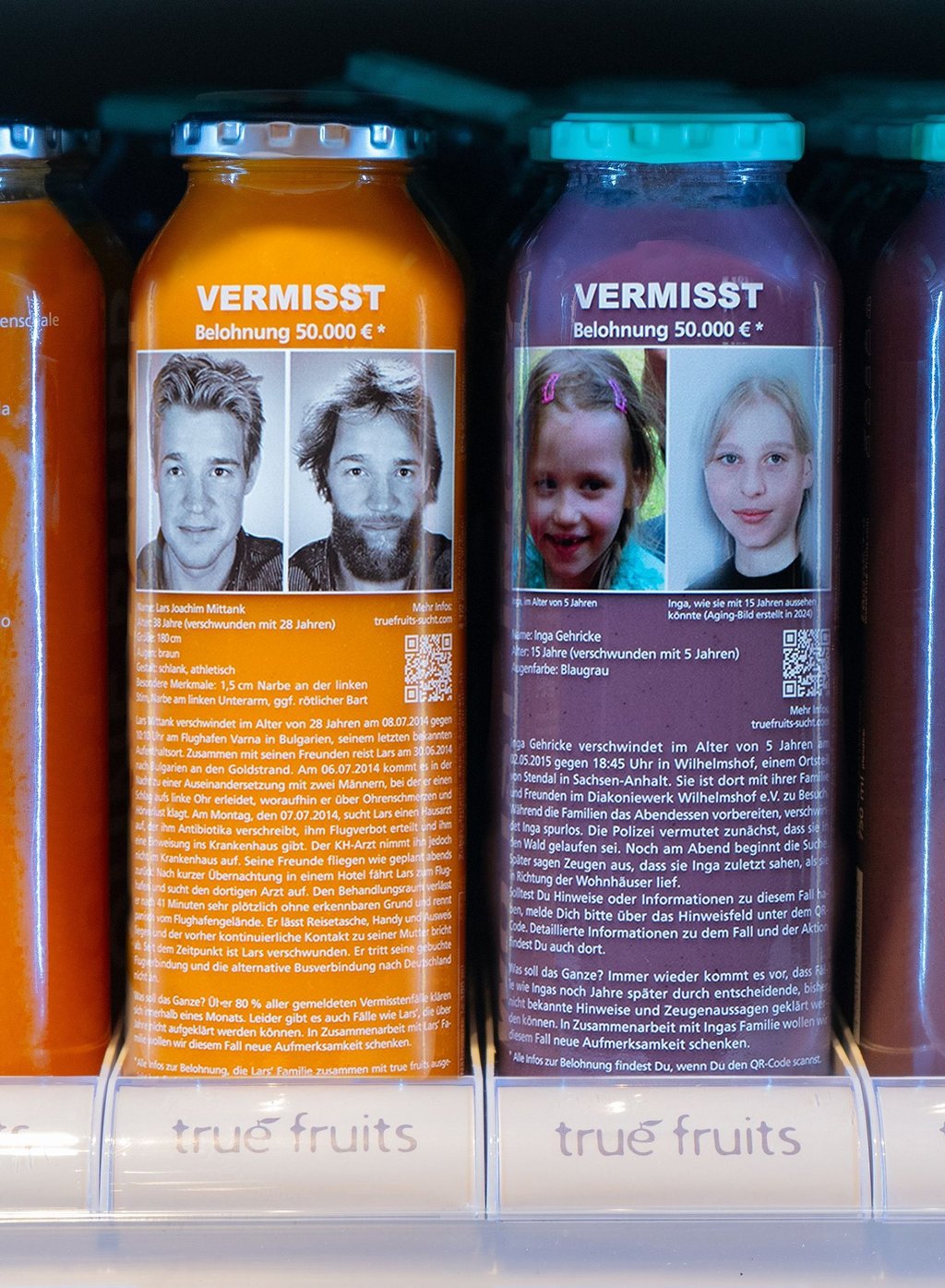 Das Bild der seit neuneinhalb Jahren vermissten Inga ist auf der Flasche des Smoothie-Herstellers true fruits (rechts) zu sehen.