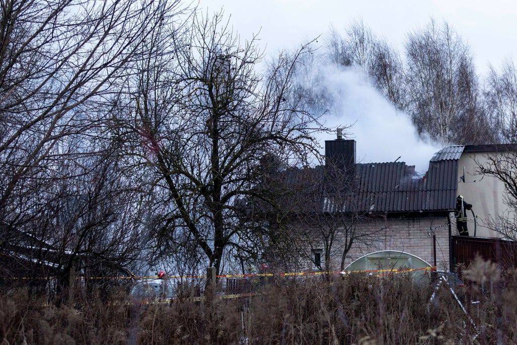 Bei dem Absturz des Flugzeugs trafen Trümmerteile auch ein Wohnhaus.