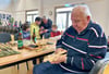 Fritz Atzler aus Weißenfels gehörte mit seinen 87 Jahren zu den ältesten Mitstreitern beim 21. Schnitzer- und Hobbytag des Droßdorfer Heimatvereines. Er schnitzte  aus Holz   einen Tennisspieler und hatte auch andere Figuren im Gepäck.    