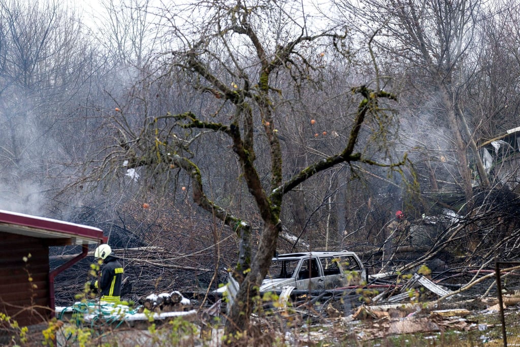 Einsatzkräfte und Rauch an der Absturzstelle