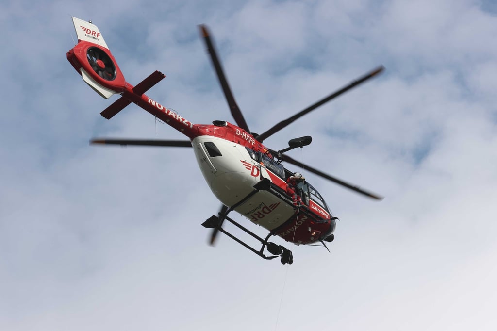 Ein Rettungshubschrauber hat einen Mann ins Krankenhaus gebracht, der bei einem Arbeitsunfall schwer verletzt wurde. (Symbolbild)