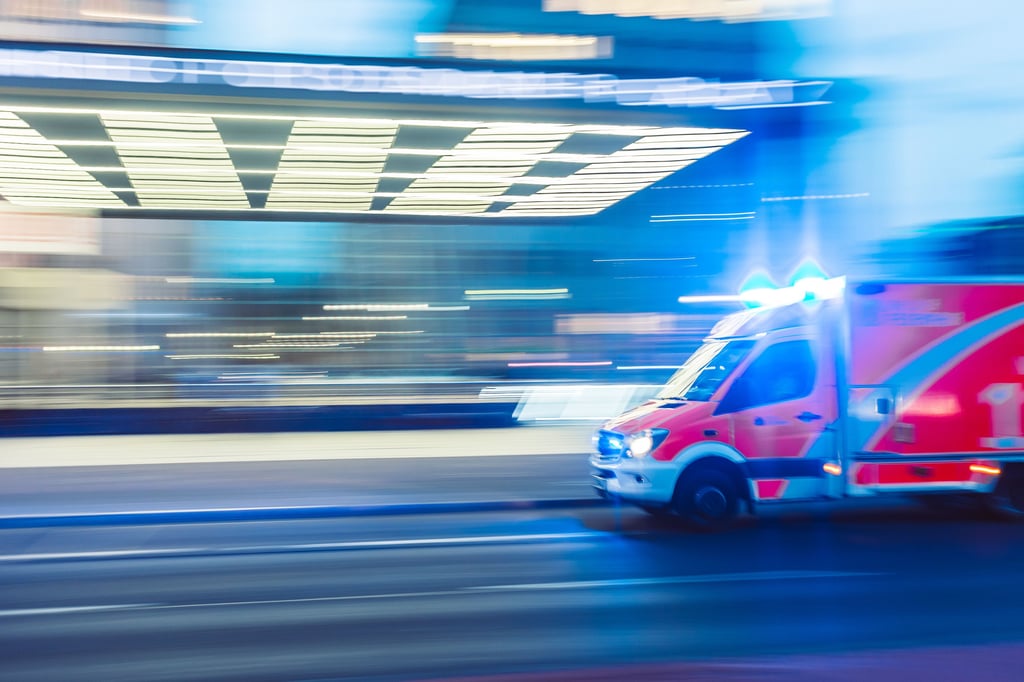 Nach einem Unfall am Joliot-Curie-Platz in Halle wurde ein Schwerverletzter in eine Klinik gebracht.