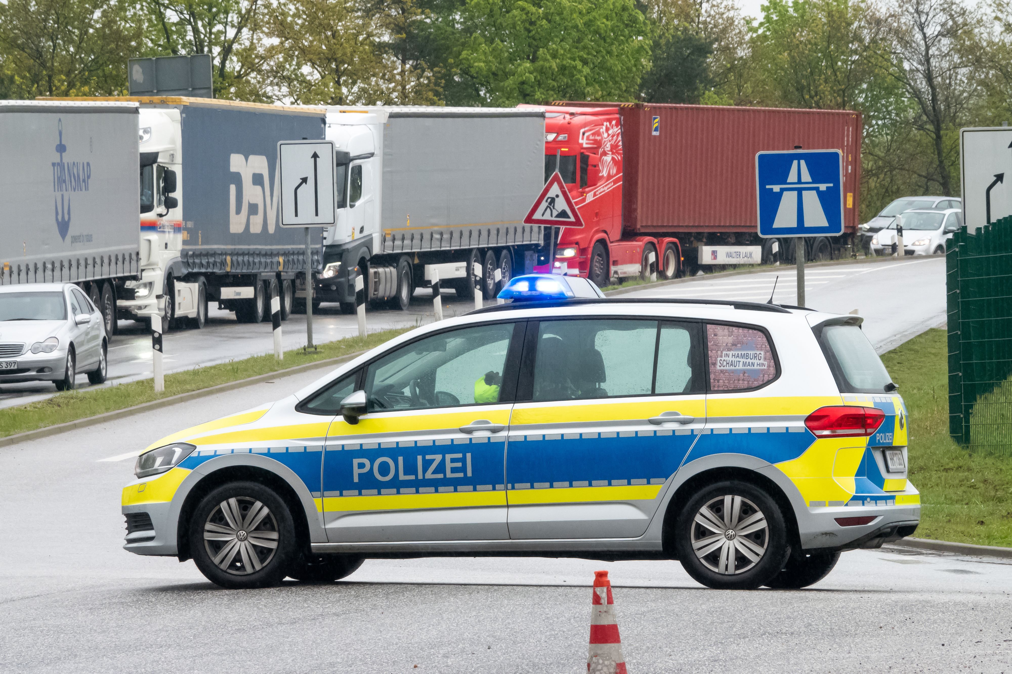 Zwei Leichtverletzte: Vollsperrung nach Unfall auf A9 bei Dessau: Seat 