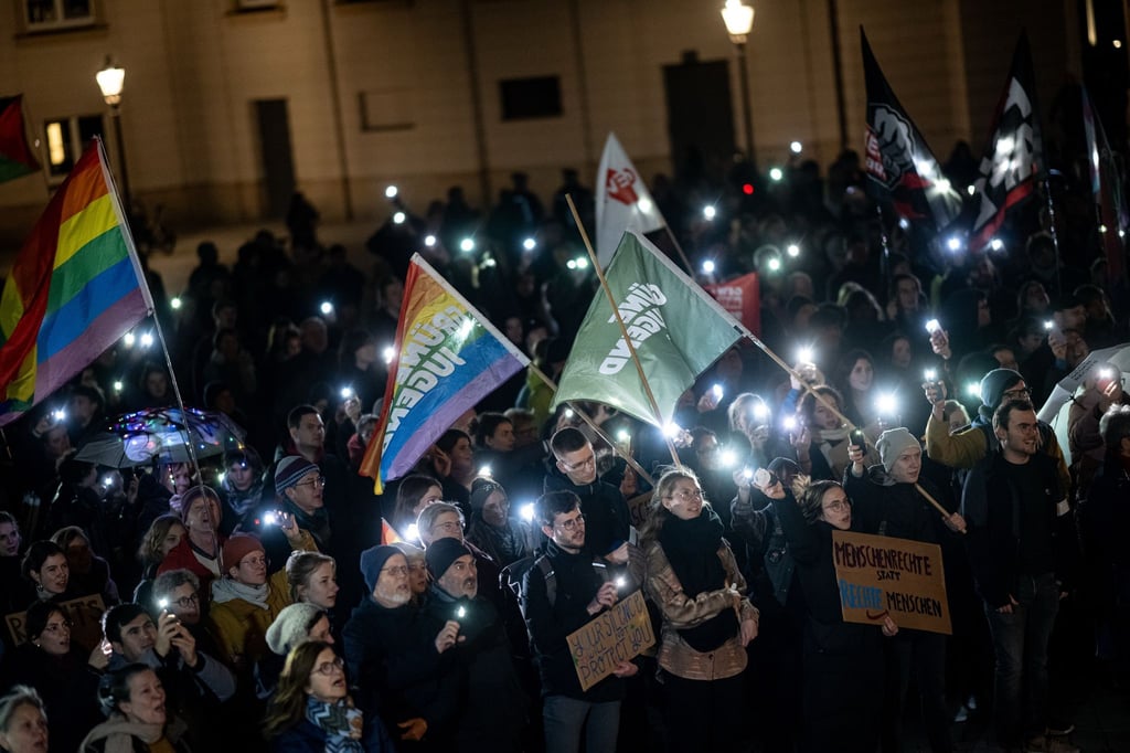 Die Demonstranten setzen ein Zeichen gegen rechts.