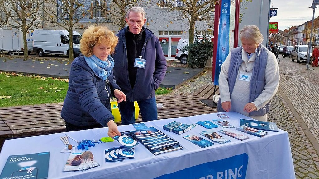 Dagmar Lipski (von links), Wolfgang Mohr und Edda Giesemann informierten gestern am Infostand des Weißen Rings in Salzwedel über dessen Arbeit im Altmarkkreis.
