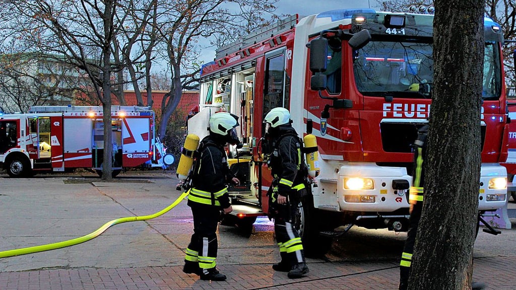 Die Feuerwehrleute legen die Atemschutzausrüstung an, bevor sie die Sekundarschule am Waldring betreten können.