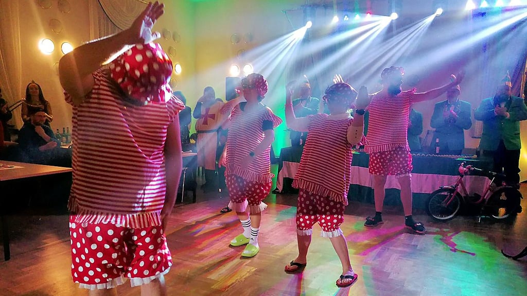Das „Synchronschwimmen“ der Burgschul-Lehrer war in Frose ein Programmhighlight.