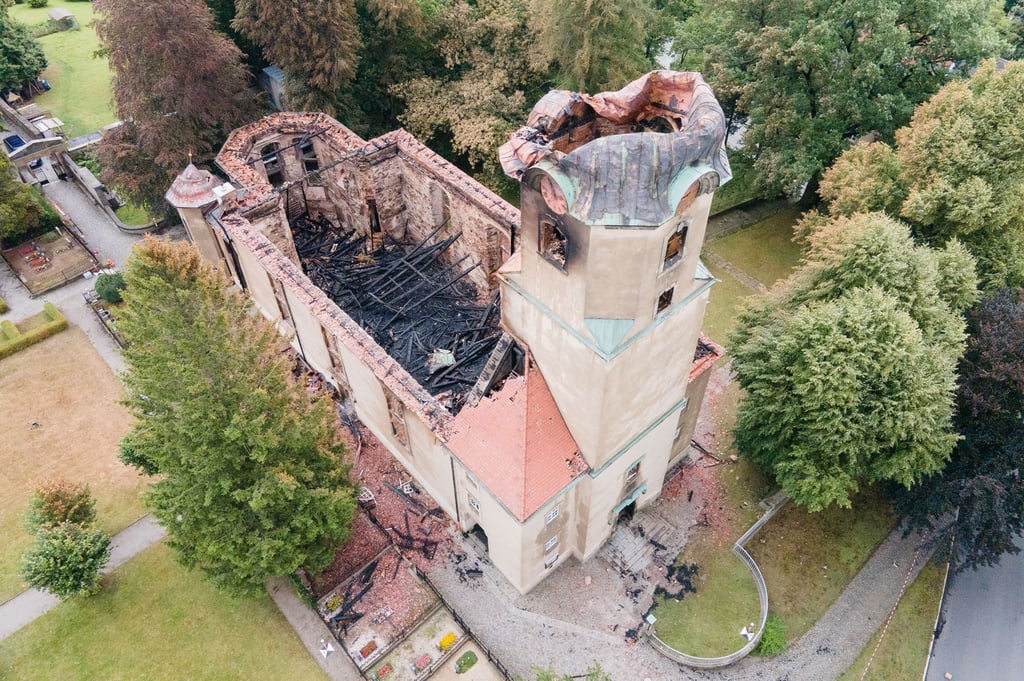 Im August vergangenen Jahres setzte ein 41 Jahre alter Mann die Großröhrsdorfer Stadtkirche in Brand. (Foto-Archiv)