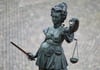 Archivbild: Eine Statue der Justitia hält eine Waage und ein Schwert in der Hand.