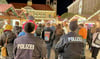 Die Polizei, hier ein Foto aus einem der Vorjahre, will auf dem Weihnachtsmarkt in Magdeburg kontrollieren.