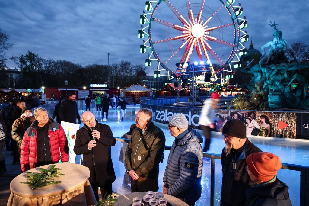 Regierungschef Wegner bei der Eröffnung des Weihnachtsmarktes direkt vor seinem Amtssitz.