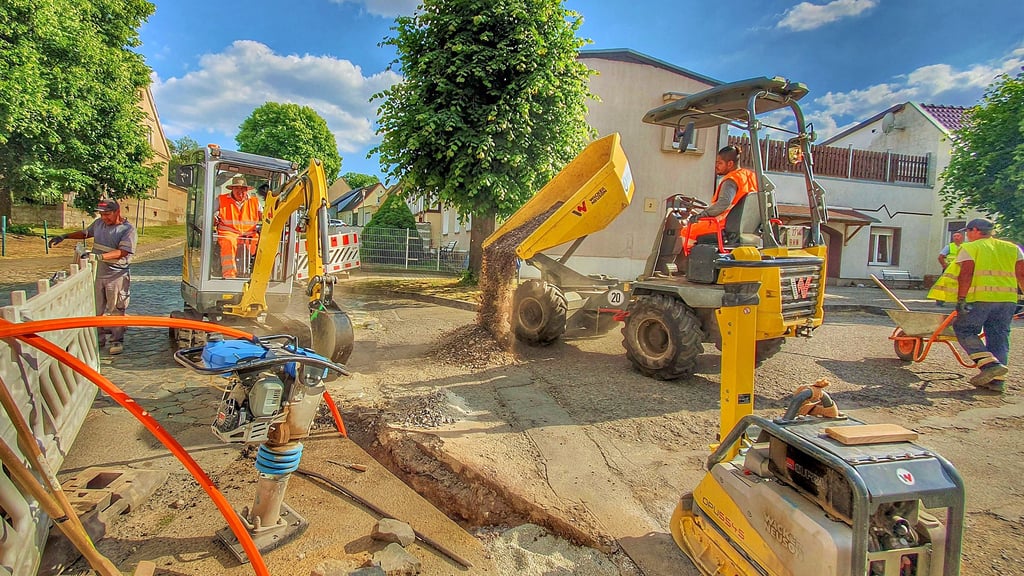 So wie hier im Juni 2022 wurden in Cochstedt überall Leerrohre für Glasfaser verlegt. An einigen Stellen zeigen sich nun Probleme.