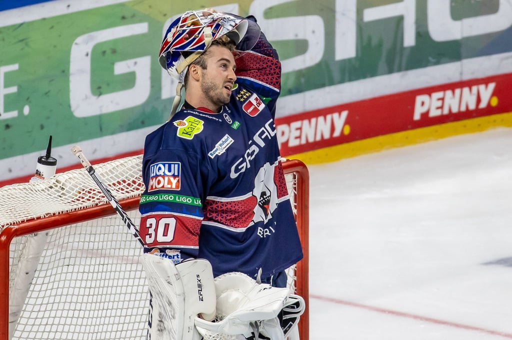 Goalie Jake Hildebrand verliert mit den Eisbären in Bremerhaven.