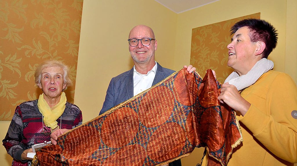 Historiker Stephan Freund mit Hochzeitsurkunde der Theophanu