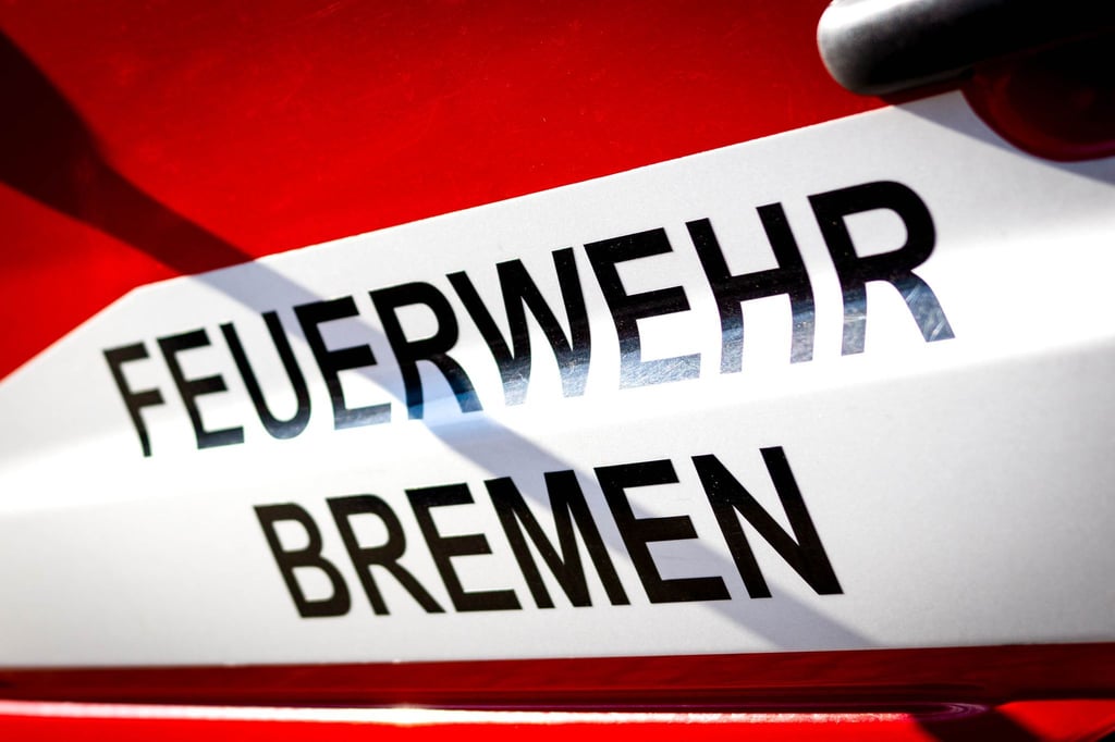 Nach einem Brandanschlag auf eine Firma in Bremen waren Feuerwehr und Polizei im Einsatz. (Symbolbild)
