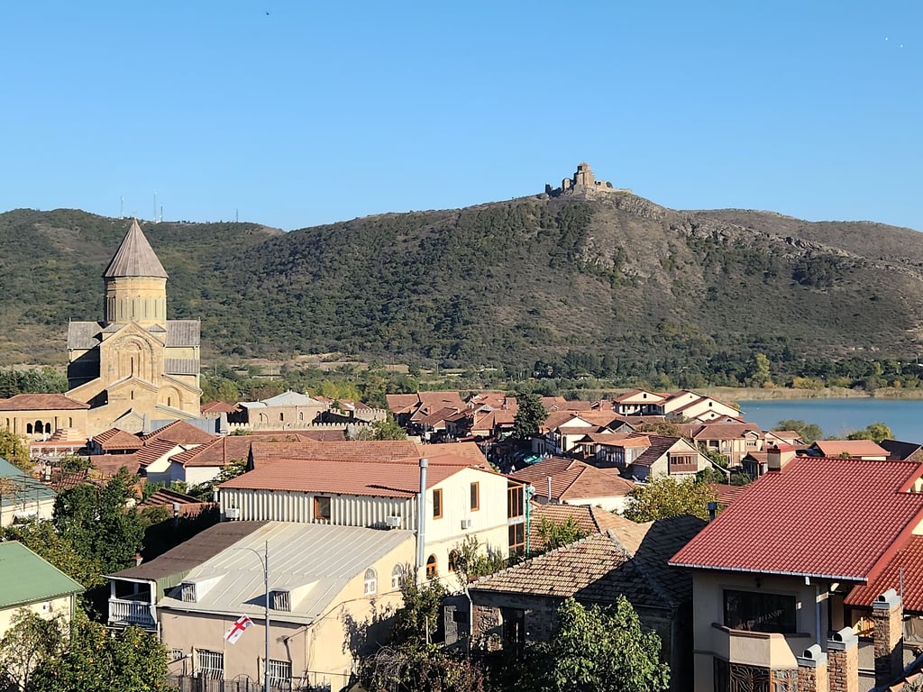 Stadtansicht von Mzcheta mit der Kathedrale vorne links und dem Juvari-Kloster hinten auf dem Berg. Dazwischen das Zentrum von Mzcheta. Wird die georgische Stadt Schönebecks nächste Partnerstadt?
