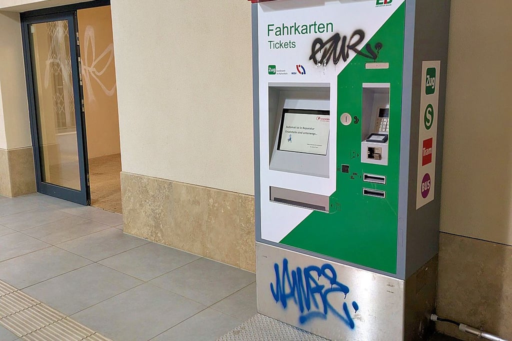 Die Wand im Durchgang, der Kasten und der neue Fahrkartenautomat auf dem Zeitzer Bahnhof sind schon wieder beschmiert worden.