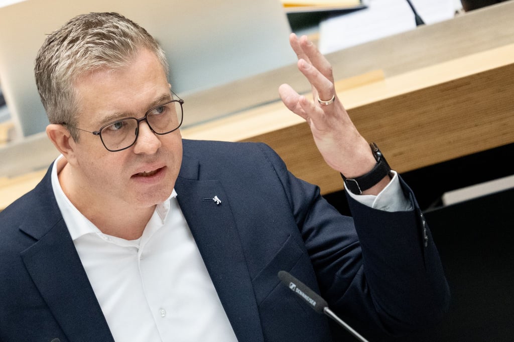 Finanzsenator Stefan Evers ist skeptisch, ob sich ein Umzug der Zentral- und Landesbibliothek in die Friedrichstraße finanzieren lässt. (Archivfoto)