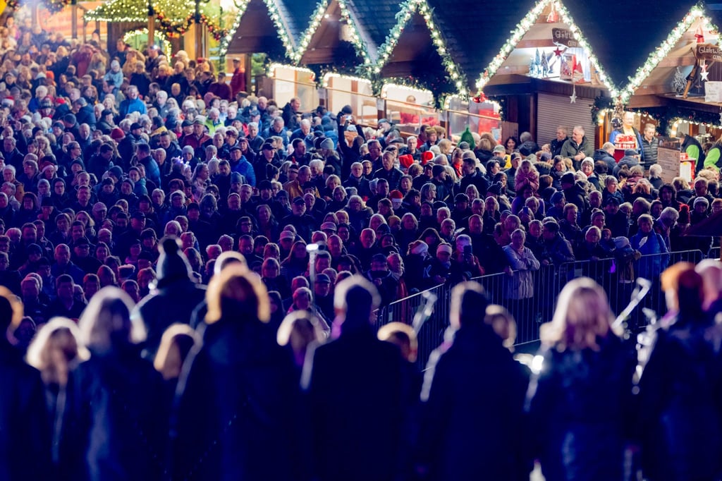 Mit dem Auftritt eines Gospelchors ist der Weihnachtsmarkt in Erfurt eröffnet worden.