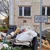 Der Sperrmüll türmt sich vor dem Wohnblock am Wippraer Weg in Halle-Neustadt.