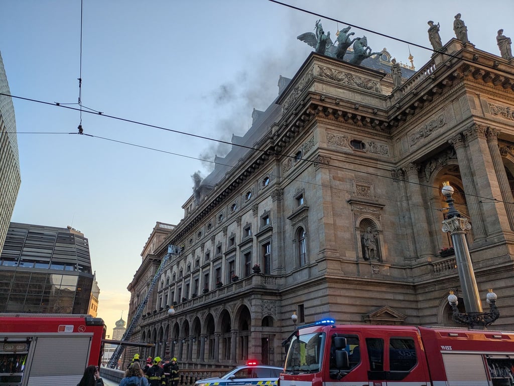 Rauch steigt während eines Brands im Gebäude des Nationaltheaters in Prag auf.