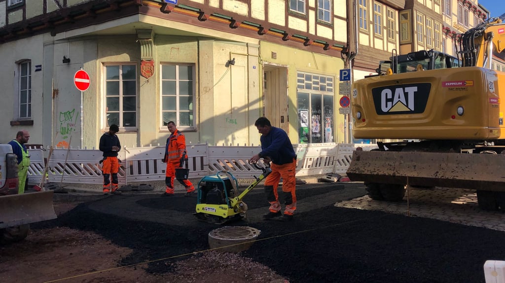 Im Kreuzungsbereich Steinweg, Ecke Weberstraße in Quedlinburg wird Asphalt aufgebracht.