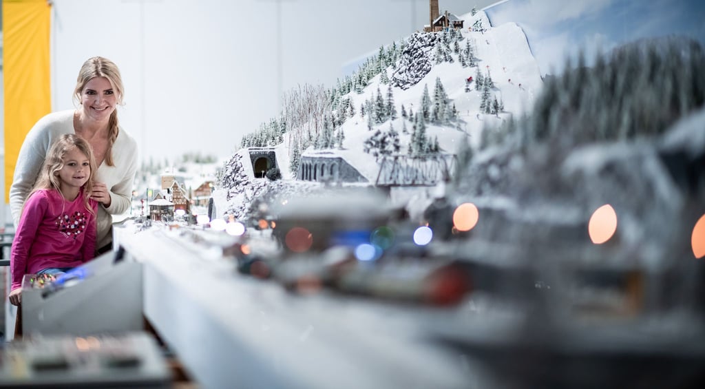 Winterzauber-Idylle: So eine puderzuckrige Modellbahnanlage weckt nostalgische Weihnachtsgefühle, klar - aber ist eine Modellbahn auch heute für Kinder sinnvoll?