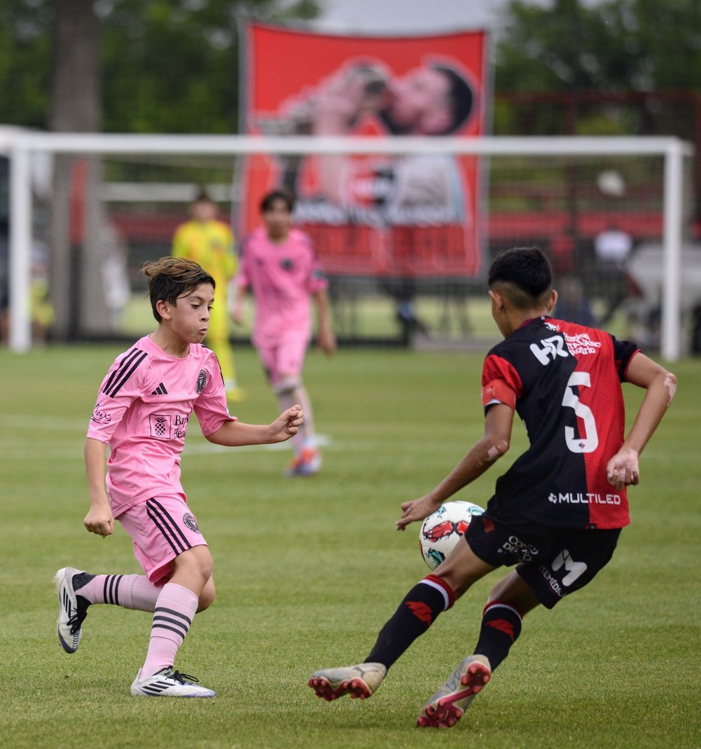 Thiago Messi (l) spielte mit Inter Miami gegen den Jugenclub seines berühmten Vaters.