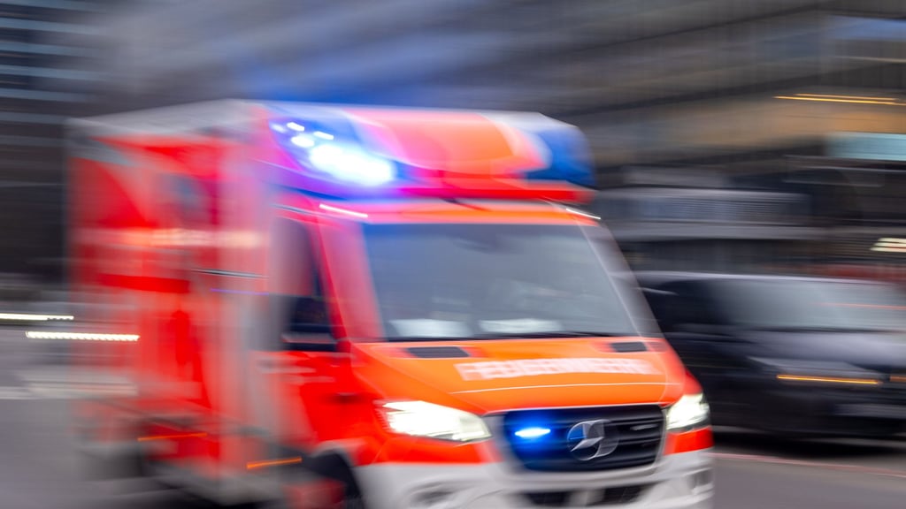 In Köthen ist eine Frau durch einen Radfahrer bei einem Unfall schwer verletzt worden.