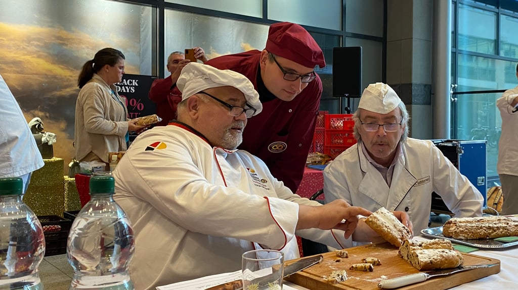 Pascal Delorme (Mitte) im Gespräch mit Brotsommelier Holger Schüren (links) und Bäckermeister Helge Sommerwerk. Bei der Stollenprüfung im Magdeburger City Carré hat der Burger Bäcker zweimal mit der Bewertung „Sehr gut“ abgeschnitten.