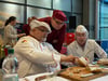 Pascal Delorme (Mitte) im Gespräch mit Brotsommelier Holger Schüren (links) und Bäckermeister Helge Sommerwerk. Bei der Stollenprüfung im Magdeburger City Carré hat der Burger Bäcker zweimal mit der Bewertung „Sehr gut“ abgeschnitten. 