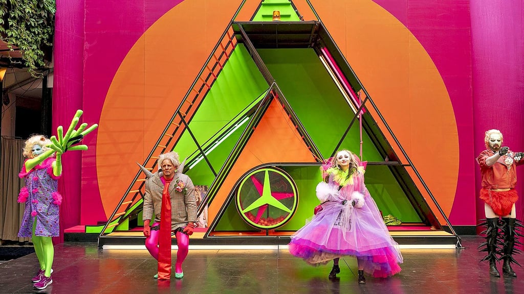 Bei der Generalprobe des neuen theaters zu diesem Stück, „Jeeps“, fühlten sich die Schauspieler gestört und belästigt.