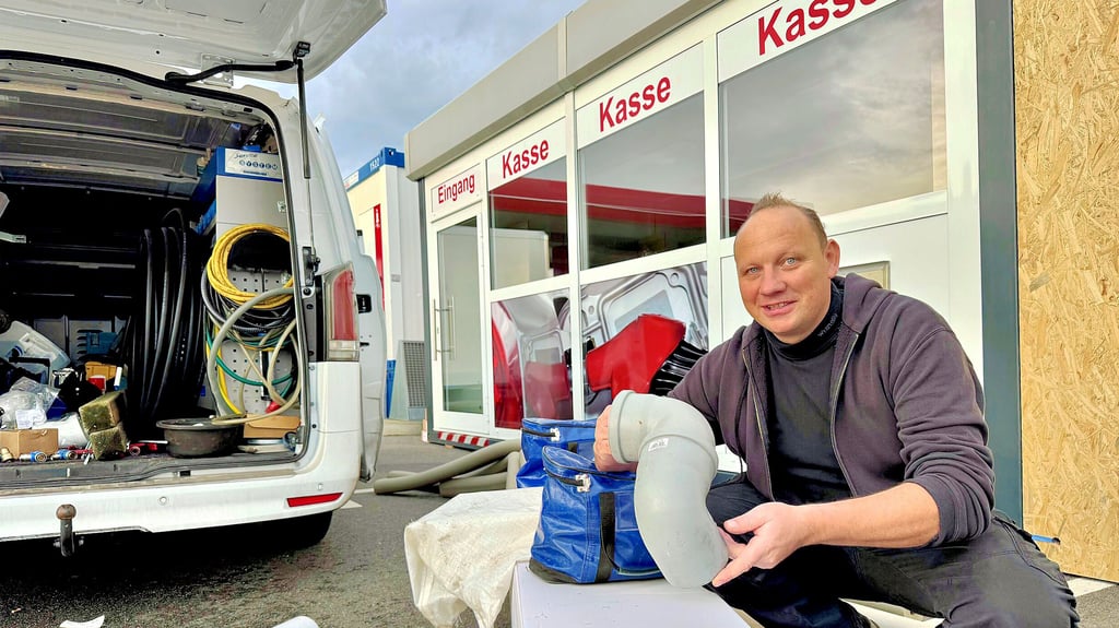 Tankstellen-Pächter Christoph Pötzsch wirkt trotz des Umzugs tiefenentspannt. In diesem Container befindet sich künftig sein Büro.