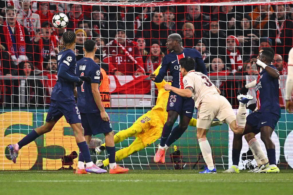 Bayern-Verteidiger Minjae Kim (r) köpft sein erstes Champions-League-Tor.