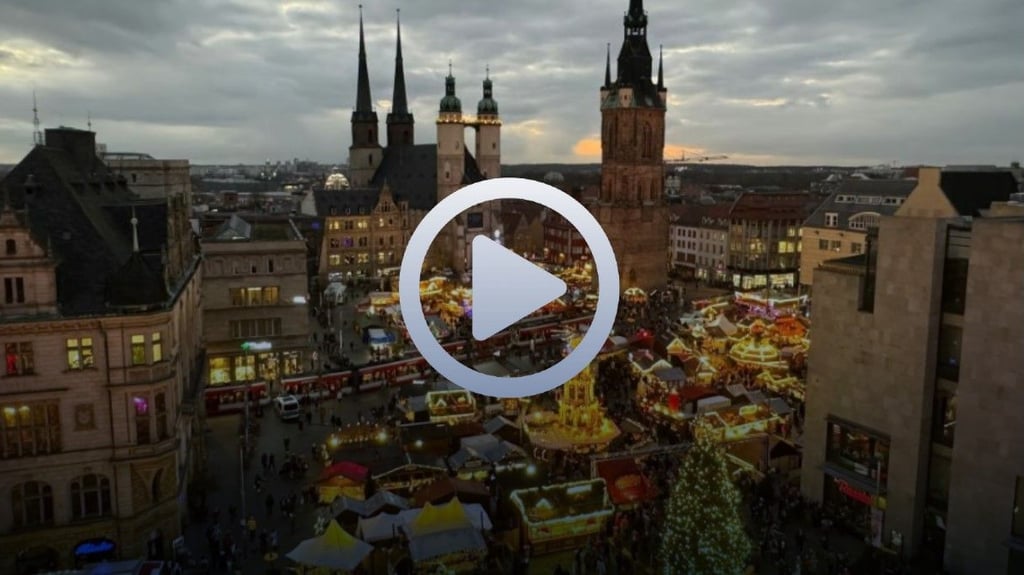 Stimmungsvolles Bild in der Adventszeit: Halles Weihnachtsmarkt ist eröffnet und lädt zum Bummeln ein. 