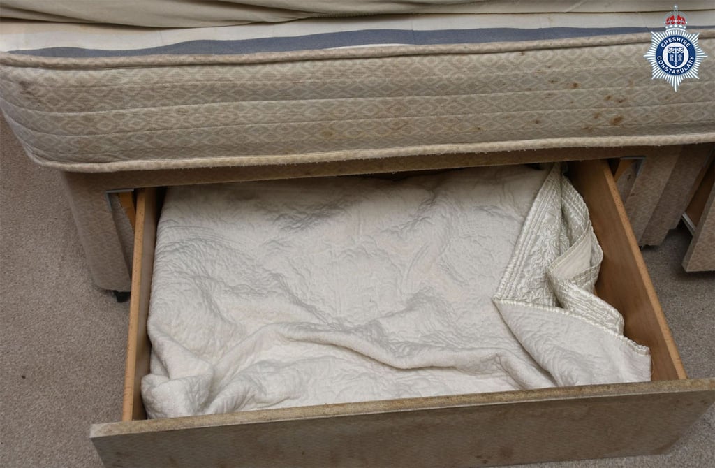 Die undatiere Aufnahme, von der Polizei von Cheshire veröffentlicht, zeigt die Schublade, in der das Kleinkind unter dem Bett seiner Mutter leben musste.