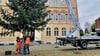 In die senkrechte Position bringen die Gemeindearbeiter den Weihnachtsbaum auf dem Calvörder Marktplatz.