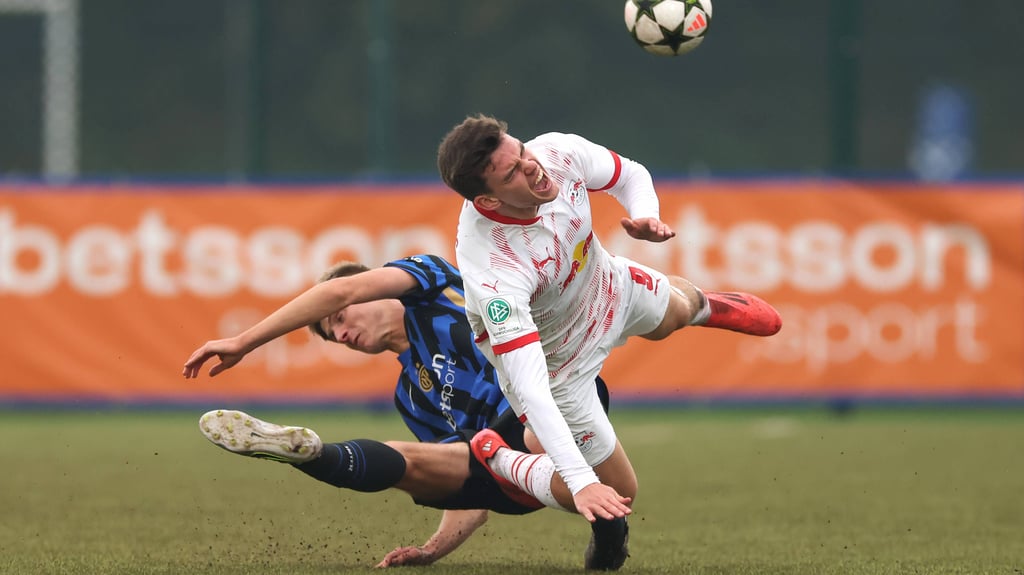 Inter tut weh: Robert Ramsak von RB Leipzig wird gelegt.